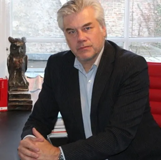 Strafrechtadvocaat mr. John Peters aan zijn bureau
